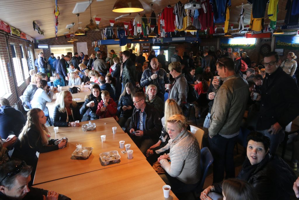 De kantine is vandaag vanaf 17:30 geopend. Kom vooraf gezellig langs voor een hapje en een drankje! De gehele avond is er naast de kantine een tent met extra verkooppunt. #urksta