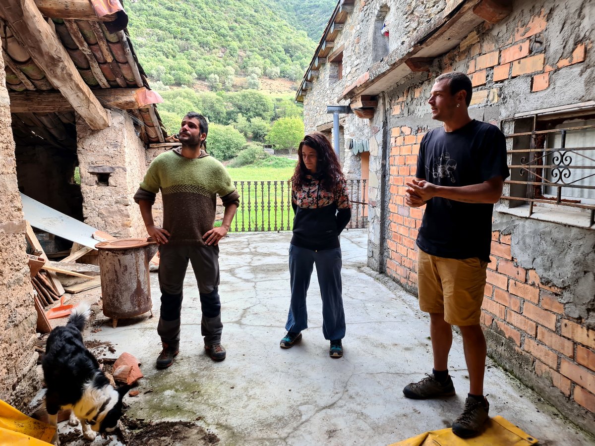 RadioSeu's tweet photo. Cinc joves creen una cooperativa a #Balestui per reivindicar l'accés assequible a l'habitatge. https://t.co/H43BG7DMko #PallarsSobirà #Pirineu @ArrelatAPiA 📸ACN https://t.co/jV0G5iDgKW