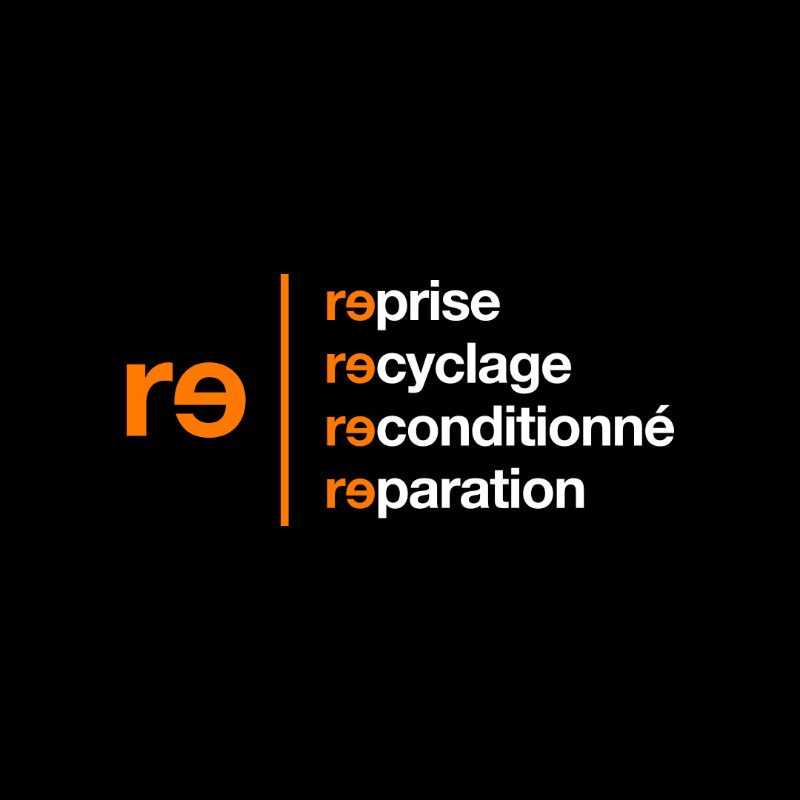 Orange_France's tweet photo. Et vous, que faites-vous de votre ancien téléphone 🤔 
Jusqu’au 16 novembre, on vous le reprend, quel que soit son état ♻️ 📱 
Voir conditions en boutique ou sur notre site 👇