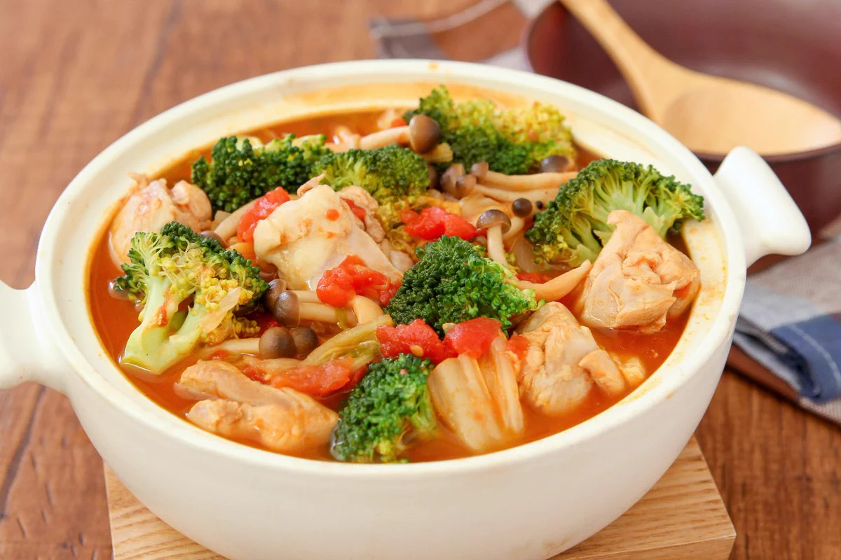 トマト鍋を作るとき、あるものを入れると美味しく仕上がる？！とっても美味しそうな鍋レシピ！