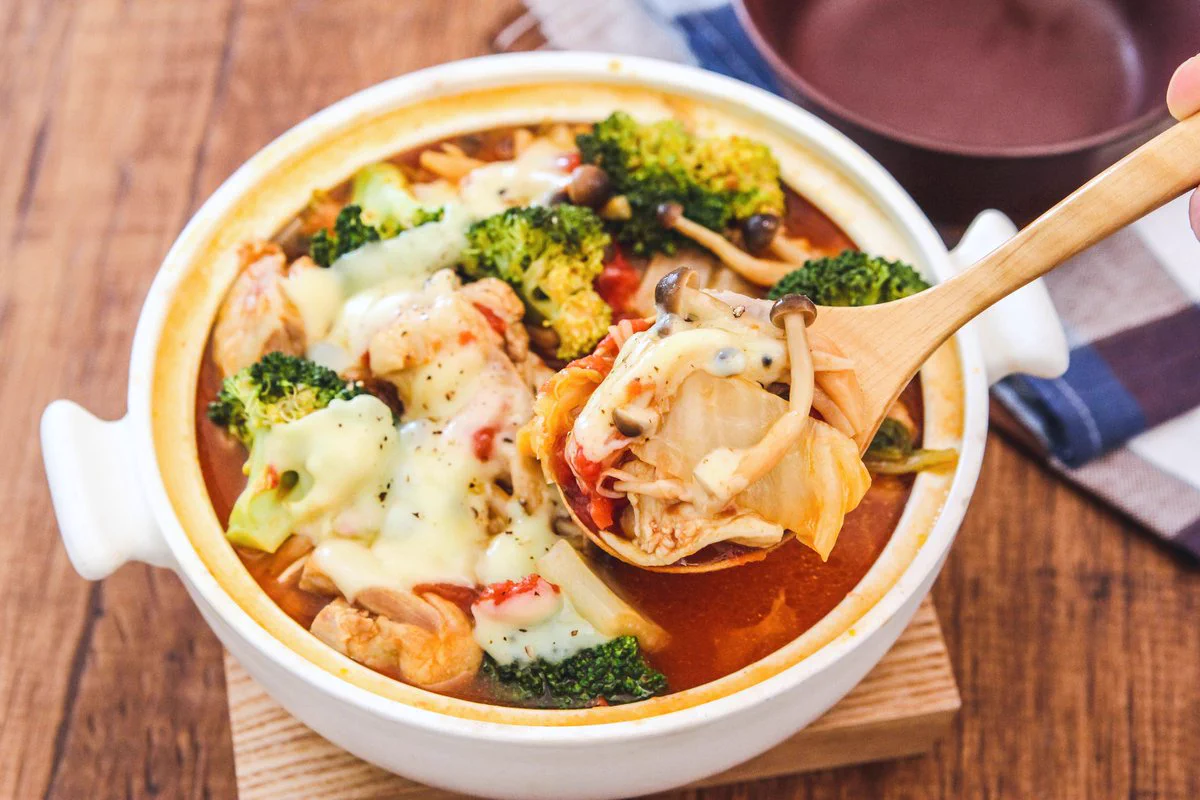 トマト鍋を作るとき、あるものを入れると美味しく仕上がる？！とっても美味しそうな鍋レシピ！