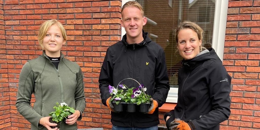 Bewonerstuin Cosis Gymnasiumstraat Assen klaar voor de winter. Medewerkers Rabobank maken kennis met Cosis cosis.nu/alles-over-cos… #meewerkdag <a href="/Rabobank/">Rabobank</a>