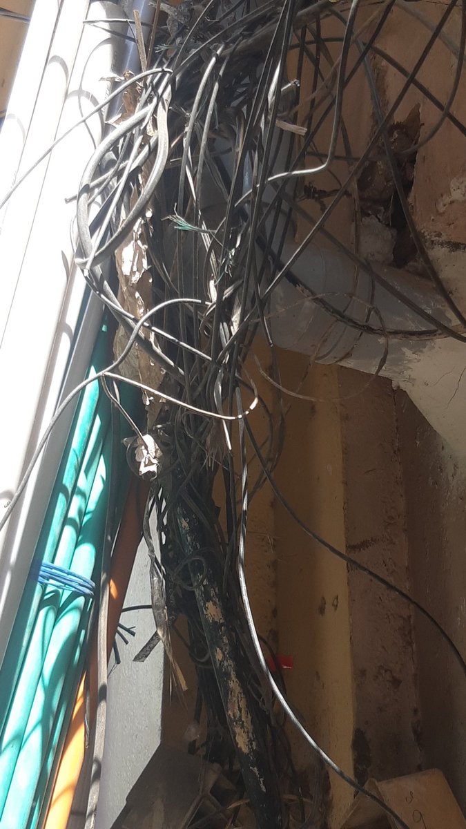 kruthikaarun's tweet photo. Area is full of wires and no discipline in installation from #Airtel #Act #Jio #Vodafone etc. Please check on this and have discipline. #wakeupBBMP #Chickpet #Balepet. #BBMPCOMMISSIONER @CMofKarnataka @RAshokaBJP https://t.co/4aEus6TC6r