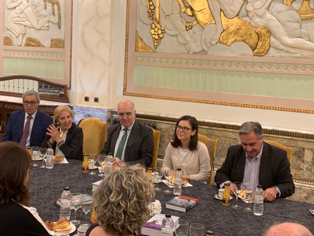 Fundación Basilio Paraíso (@fbasilioparaiso) on Twitter photo Esta mañana, en el histórico Salón Pompeyano del Edificio <a href="/CajaRuralAragon/">Caja Rural de Aragón</a> de #Zaragoza hemos tenido el primer desayuno literario de los #MartesdeOtoño, con los increíbles <a href="/maria_reig/">María Reig</a> y José Luis Corral, que han protagonizado un interesante coloquio. Esta mañana, en el histórico Salón Pompeyano del Edificio <a href="/CajaRuralAragon/">Caja Rural de Aragón</a> de #Zaragoza hemos tenido el primer desayuno literario de los #MartesdeOtoño, con los increíbles <a href="/maria_reig/">María Reig</a> y José Luis Corral, que han protagonizado un interesante coloquio.