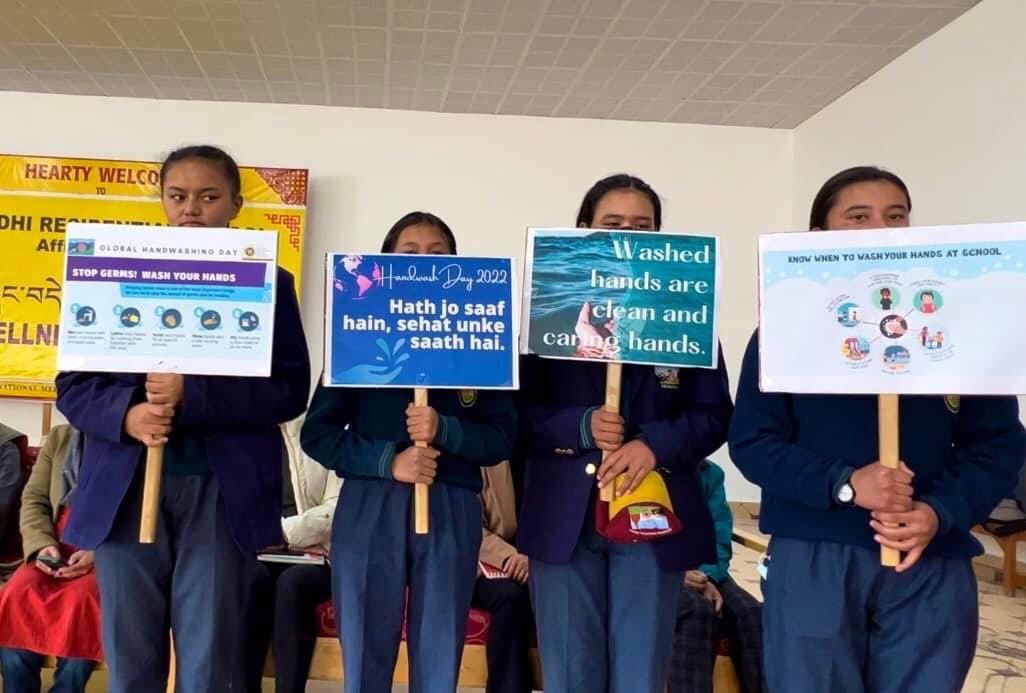 sanghasenamimc's tweet photo. . @MIMCLadakh in collaboration with the @wash_alliance and @UNICEFIndia, observed the #GlobalHandwashingDay2022 In line with the theme – Unite for universal hand hygiene, at the Mahabodhi Residential School with over 500 participants. https://t.co/F27qQJba8A