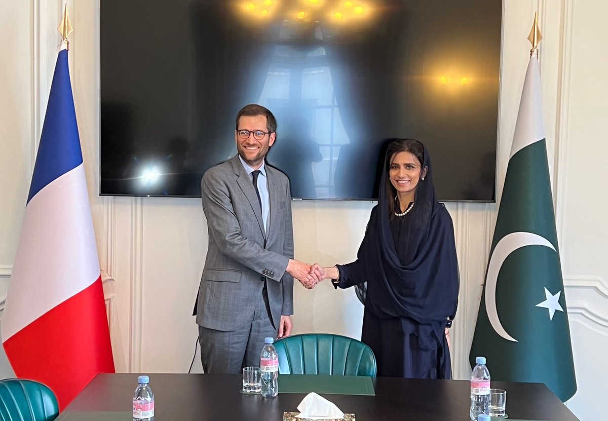 MoS, Ms. @HinaRKhar met Mr. Bertrand Walckenaer, Addl DG @AFD_France (French Development Agency) in Paris. She appreciated AFD’s contribution in energy, sustainable urban development & climate resilience projects in Pakistan. Also discussed future cooperation areas.