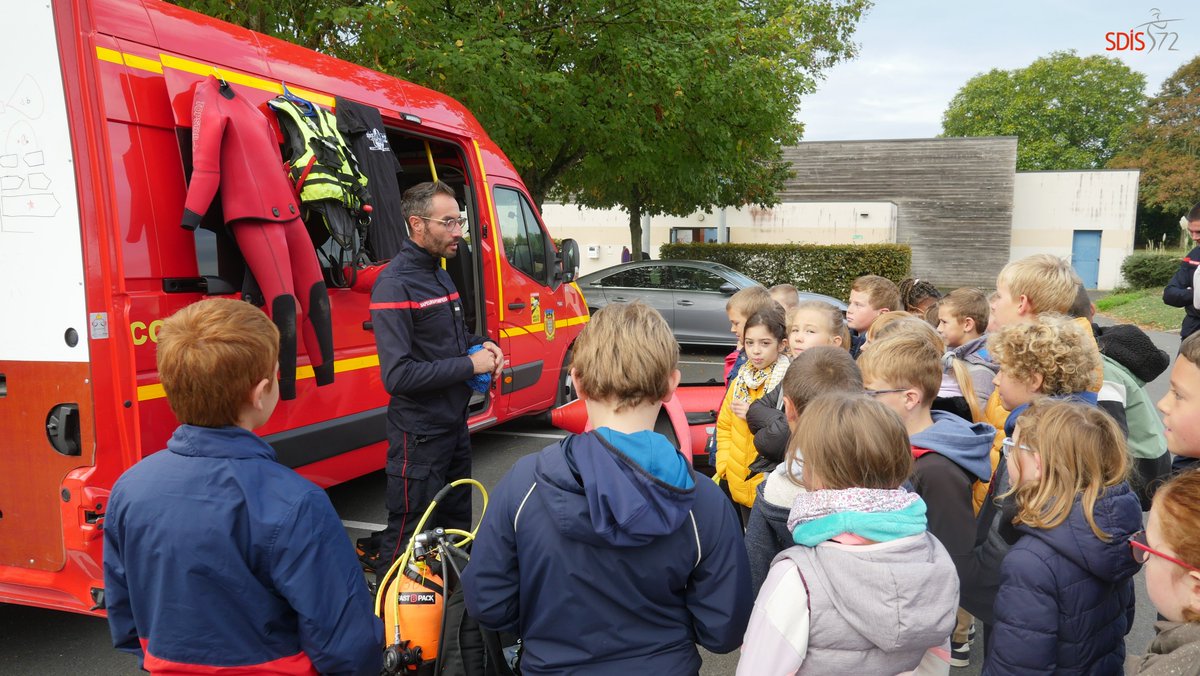 SDIS_72's tweet photo. Le 13/10 s’est déroulée la 1ère édition de la journée nationale de la résilience. En Sarthe, c’est la commune de Souligné-sous-Ballon, touchée par de fortes inondations en 2018, qui a accueilli cette journée.  
Plusieurs ateliers étaient proposés. [1/2] https://t.co/ay9JKQAcDM