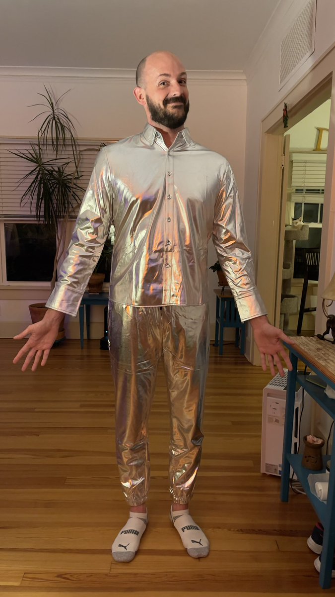 KenApperson's tweet photo. When the Halloween costume doesn’t fit. #Halloween2022 #costumefail https://t.co/6mb82UNk5y