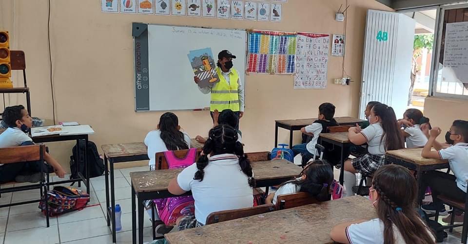 ColimaMunicipio's tweet photo. #CulturaVial

La Policía Municipal de Colima visitó la primaria 16 de Septiembre para enseñar a las niñas y niños a respetar los señalamientos viales. https://t.co/SIuQrTaZif