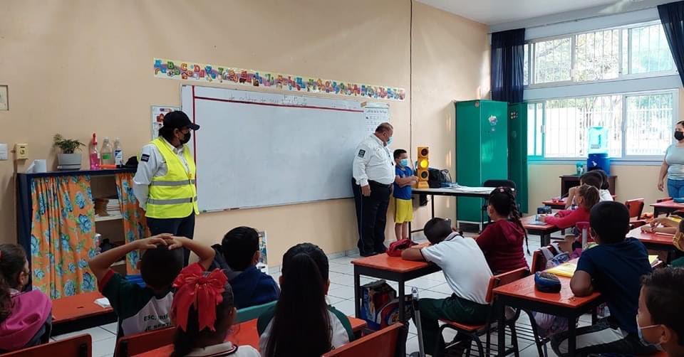 #CulturaVial

La Policía Municipal de Colima visitó la primaria 16 de Septiembre para enseñar a las niñas y niños a respetar los señalamientos viales.