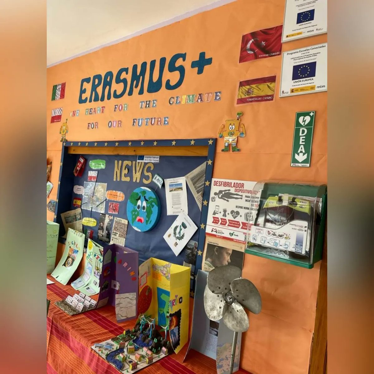 TurkeyPlus's tweet photo. Hareketliliğimizin 1. gününde yerel proje ortağımız İspanya Ceip Pedro I okulunun proje çalışmaları tüm öğrencilerimizle birlikte yerinde
incelenerek gözlemlendi.
@tcmeb
@ABBaskanligi @ulusalajans
@1Havaikmal
@EskisehirMem
@odunpazarimem
@COLEGIOPEDROI
@one_climate
@ErasmusWater https://t.co/CRe70pG9BD