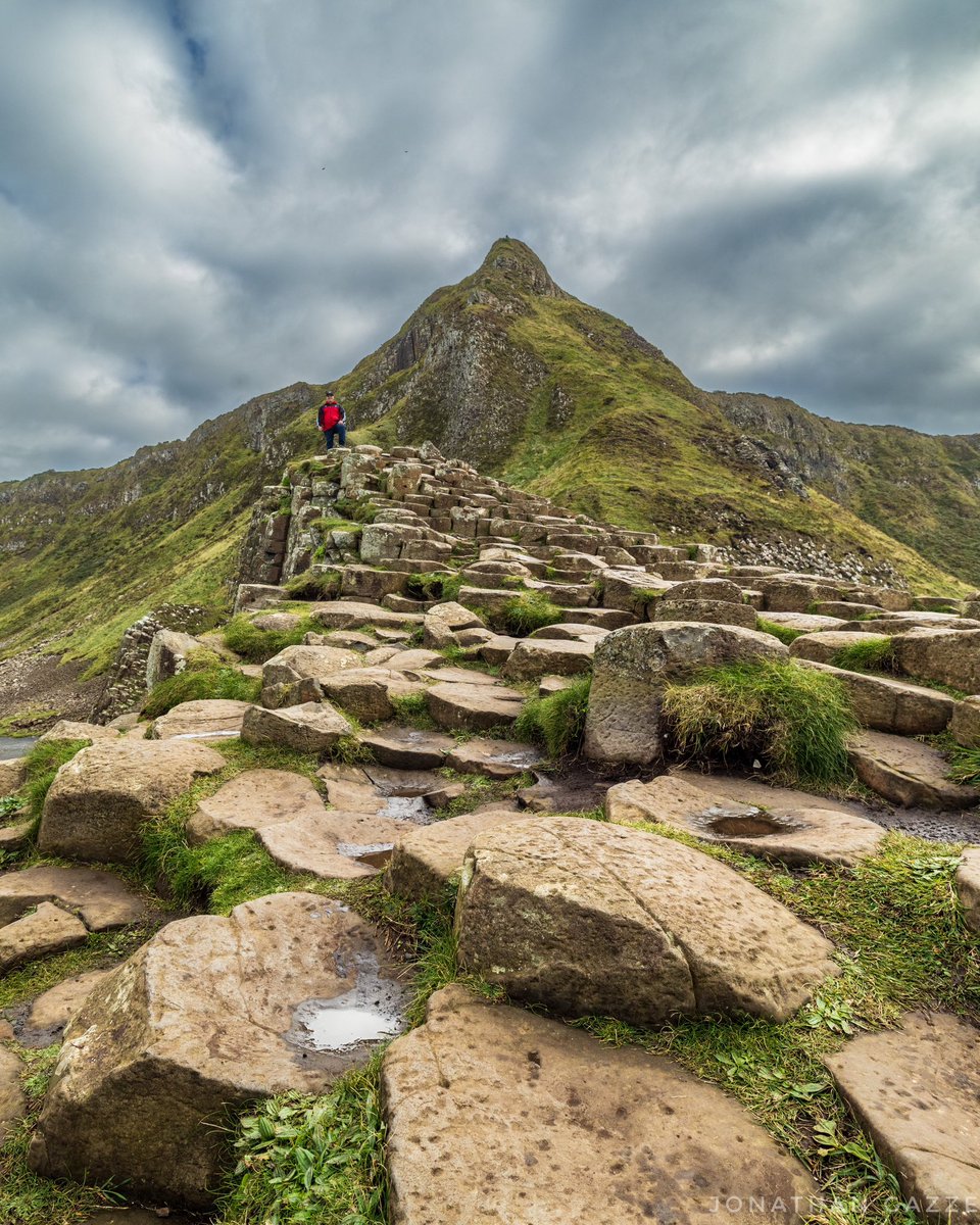 Jgazze's tweet photo. The Giants Causeway! One of the most unique places I've been in the world. These remnant geometric columns are the result of an ancient volcanic eruption. 🌋 A must see in #Ireland @GoToIrelandCA @Media_IrelandCA #travel #wanderlust #gotoIreland https://t.co/qKNLuxWcjK