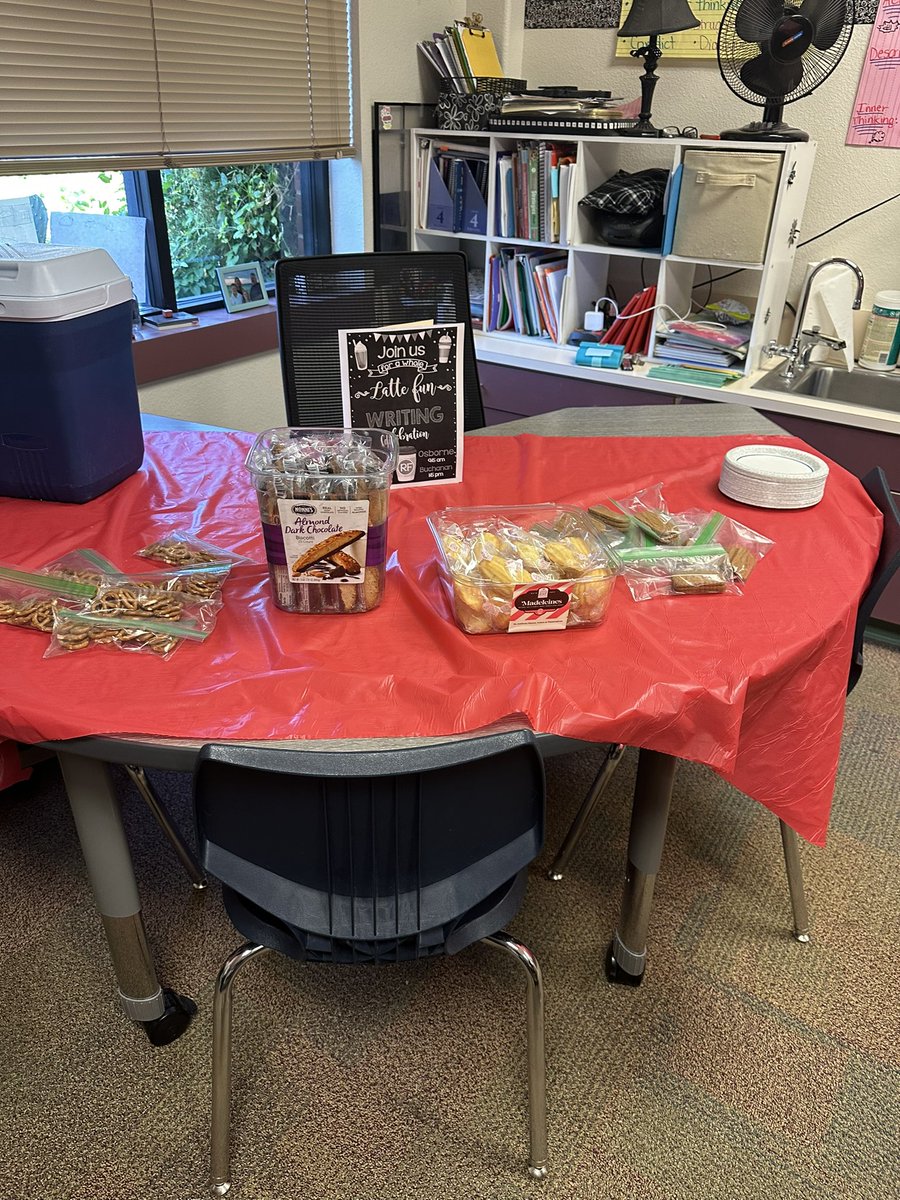 StacyKuhlmannLL's tweet photo. Wow! 4th grade writers enjoying a feedback session on their writing. They are strong and courageous writers!! I’ll take a bistro setting any day. #HESconnects @BuchananKris https://t.co/i4QbuMh5gT