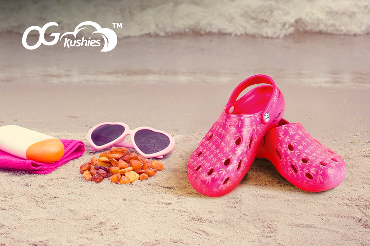 Bellabloom0513's tweet photo. Do the Dutch still wear clogs?  #clogs #clog #clogshoes @OGKushies  https://t.co/MyiIT0wV86 https://t.co/DlHvddMz4k