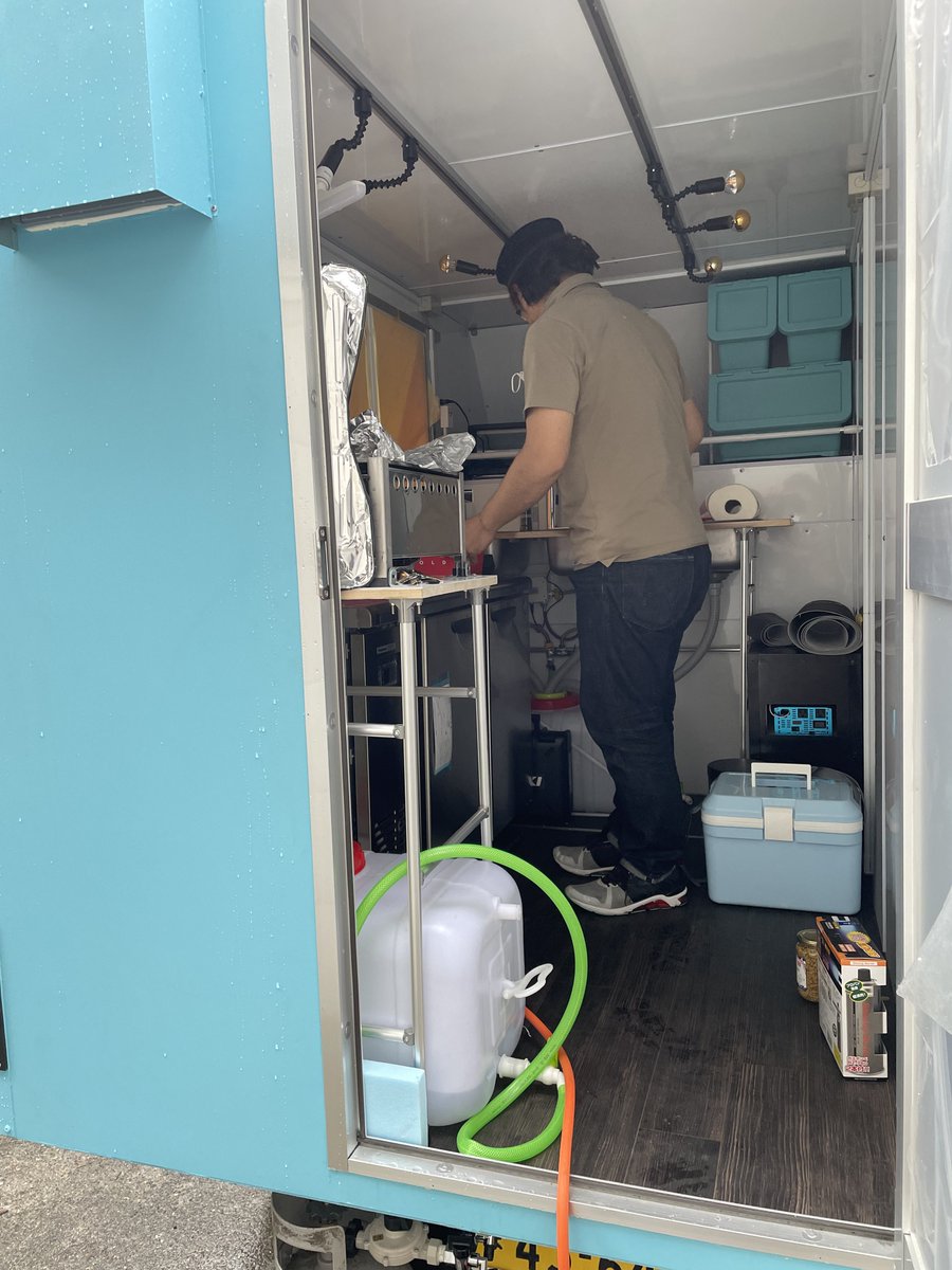 FACTORYTAKA1's tweet photo. 制作したキッチンカーで美味しいホットドックいただきました。無事営業許可も降りたとのことで、試食会です。
中々にジャンキーゆえ、食べすぎてしまいました😍 https://t.co/NtdxZjNQzV