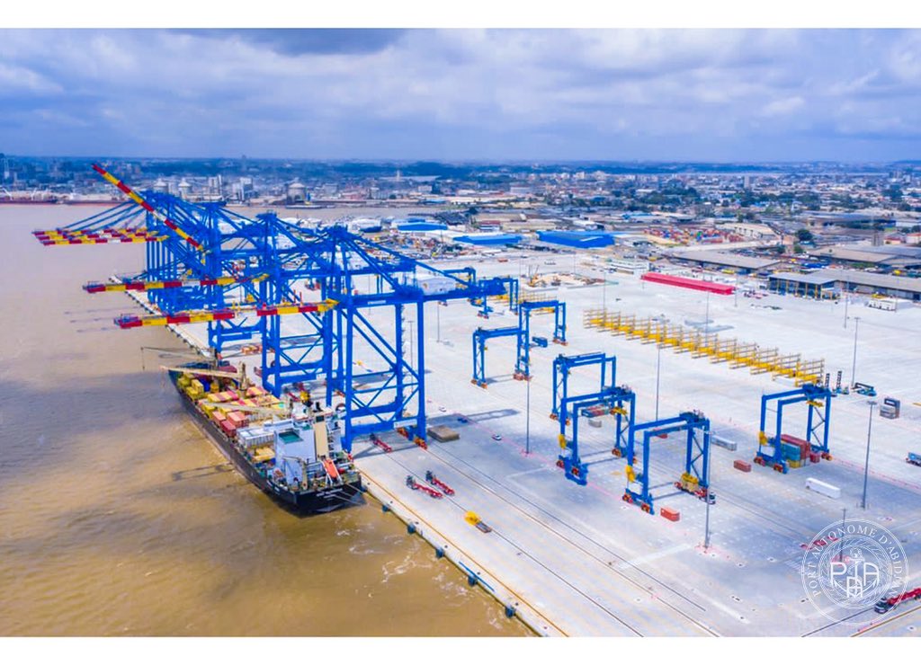 PortAbidjan's tweet photo. LE PORT D’ABIDJAN ACCUEILLE AVEC SUCCES SUR LE SITE DU NOUVEAU TERMINAL À CONTENEURS, LES PREMIERS NAVIRES TESTS. https://t.co/IYAaPsZnBI
