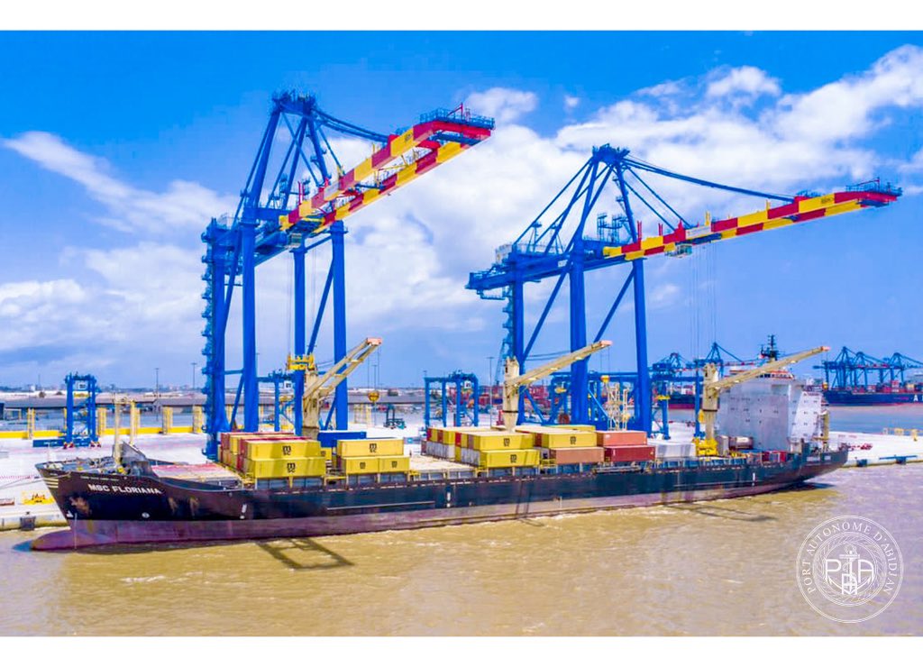 PortAbidjan's tweet photo. LE PORT D’ABIDJAN ACCUEILLE AVEC SUCCES SUR LE SITE DU NOUVEAU TERMINAL À CONTENEURS, LES PREMIERS NAVIRES TESTS. https://t.co/IYAaPsZnBI