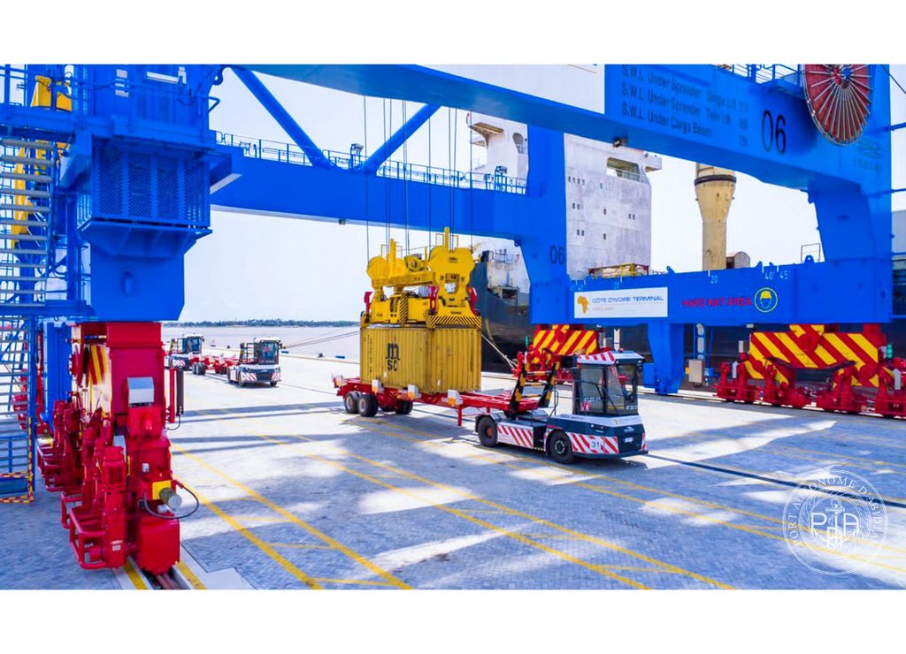 PortAbidjan's tweet photo. LE PORT D’ABIDJAN ACCUEILLE AVEC SUCCES SUR LE SITE DU NOUVEAU TERMINAL À CONTENEURS, LES PREMIERS NAVIRES TESTS. https://t.co/IYAaPsZnBI
