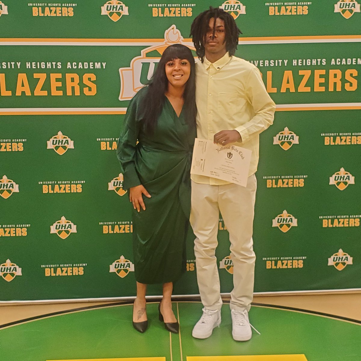 Just inducted into <a href="/nationalbeta/">National Beta</a> 🙏🏽
<a href="/KY_PrepReport/">Kentucky Prep Report</a> <a href="/FCPPangos/">Fullcourt Press/ Pangos</a> @Trigonis30 <a href="/FrankieBur/">Frank Burlison</a> @94fthoops <a href="/NYBABasketball/">NYBA Basketball</a> 
@KYINHOOPSAAU