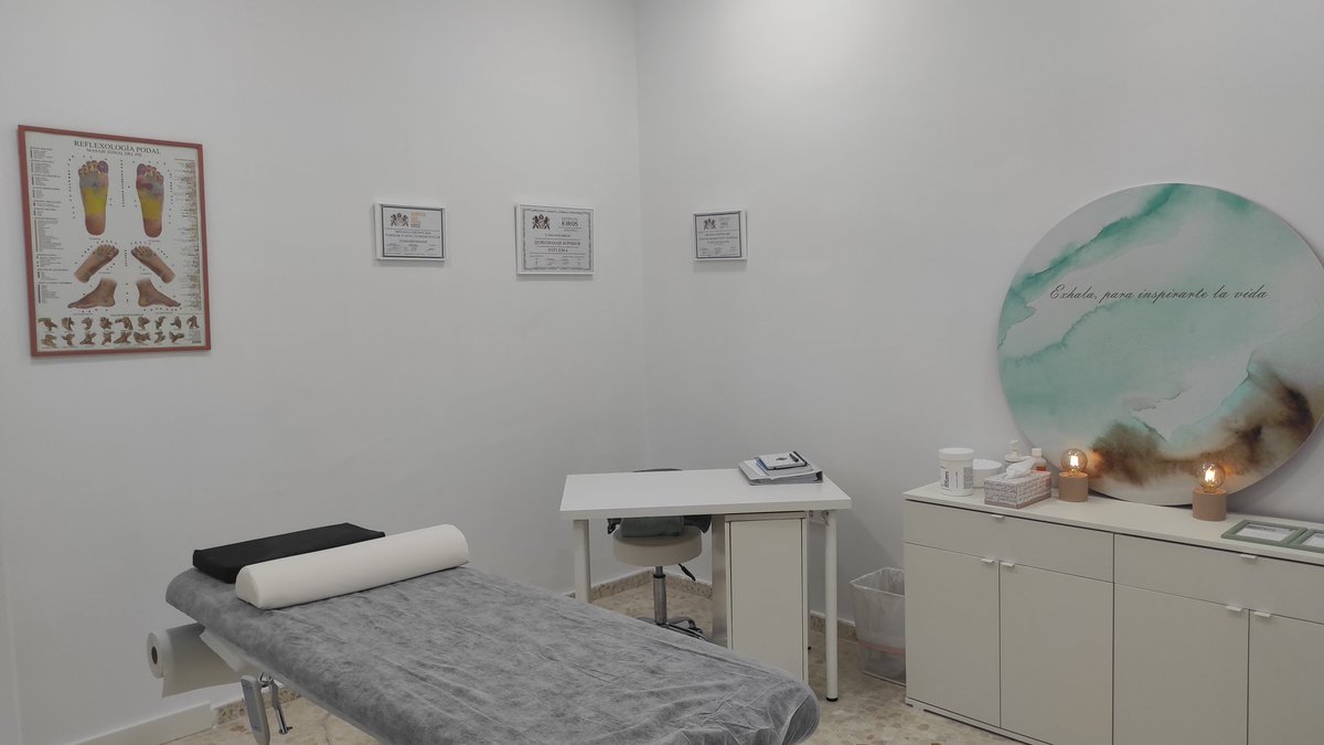 jnieriq's tweet photo. Mi hermano y mi madre acaban de abrir en Alcalá de Guadaira un centro de quiromasaje, osteopatía, estética y maquillaje.  Profesionales y productos de primerísima calidad. Se agradece la difusión!🙏🏻🍀 https://t.co/l67T7CTFEU