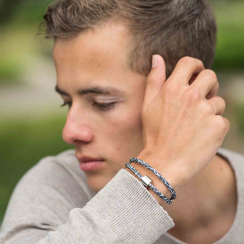 UrnsForAngels's tweet photo. Our self-fill ashes bracelet symbolises the close bond between you and your loved one. This memorial bracelet can be worn with office wear, casual wear or even special occasions as it has a stylish aesthetic.🤍

#Memorialjewellery #Urnsforangels #Selffillashesjewellery https://t.co/nEMew0dINO