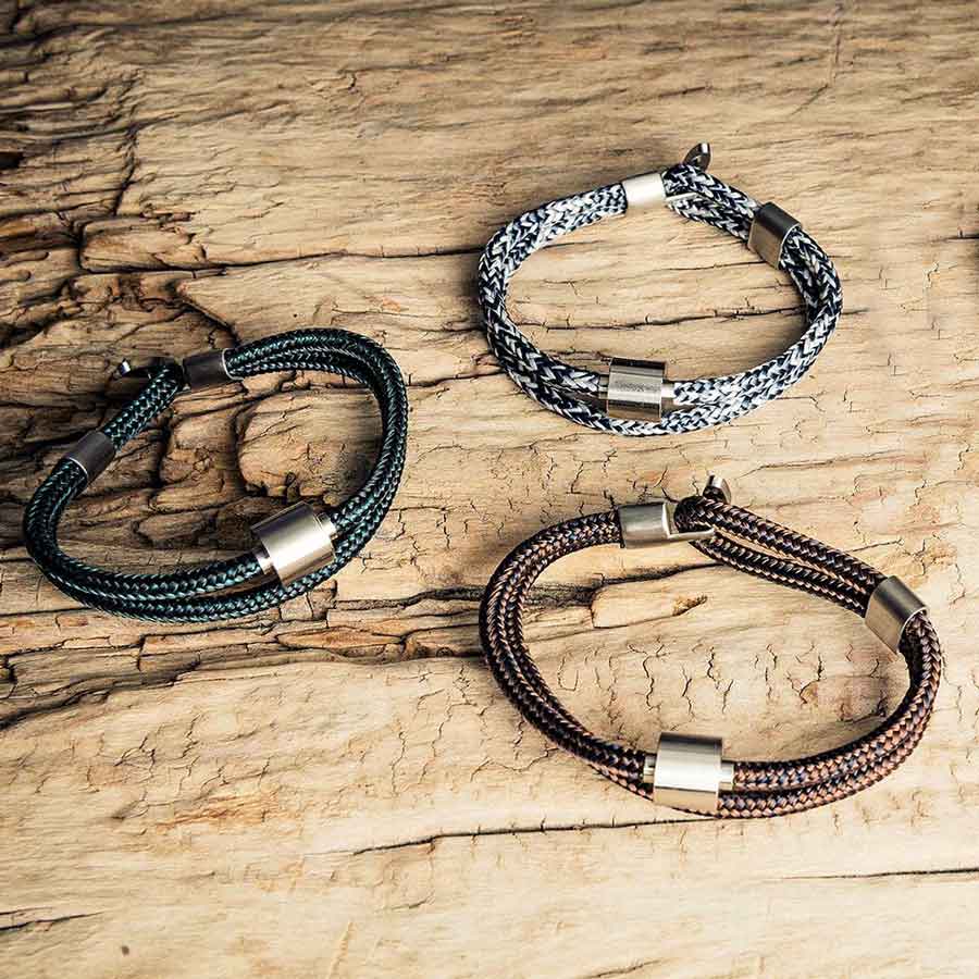 UrnsForAngels's tweet photo. Our self-fill ashes bracelet symbolises the close bond between you and your loved one. This memorial bracelet can be worn with office wear, casual wear or even special occasions as it has a stylish aesthetic.🤍

#Memorialjewellery #Urnsforangels #Selffillashesjewellery https://t.co/nEMew0dINO