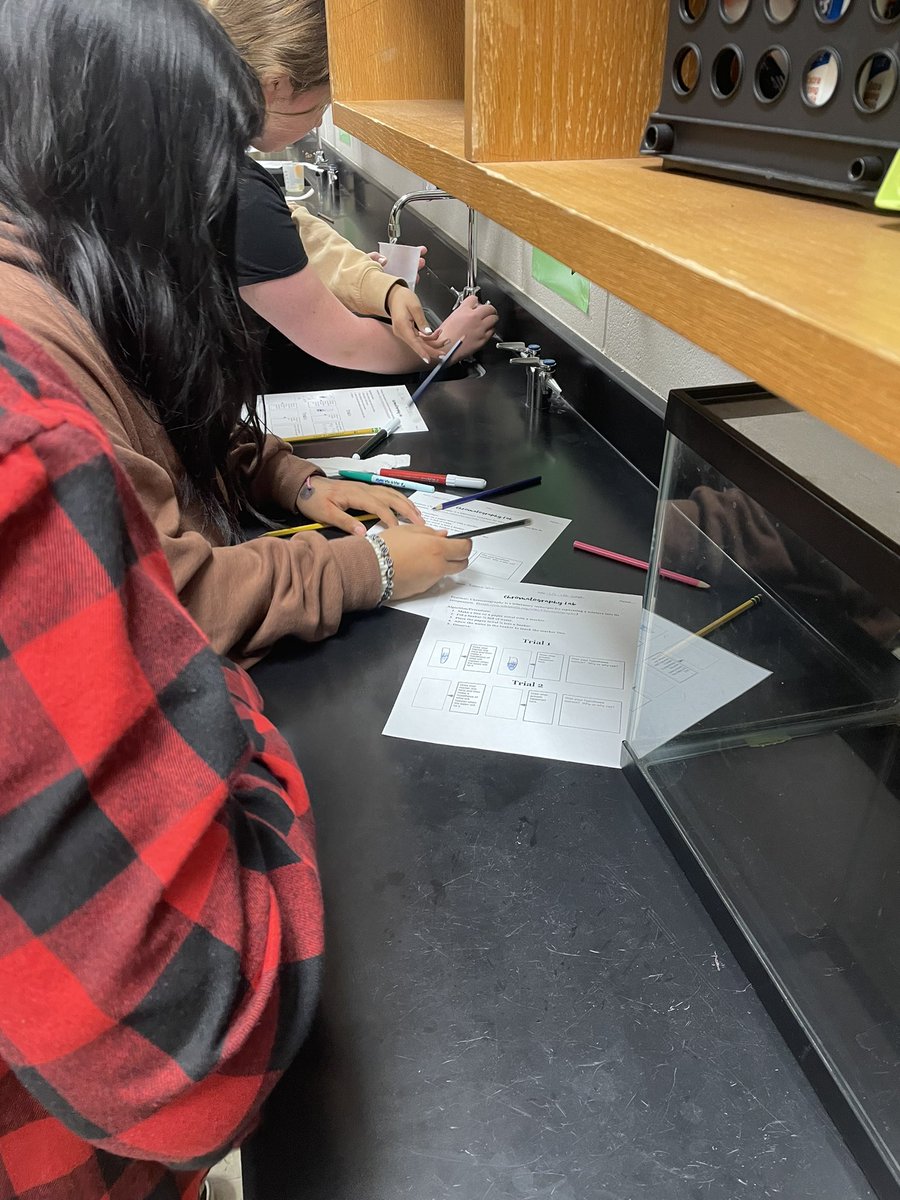 MsWestEDU's tweet photo. Lab Day 5: Chromatography!!!
#ComputationalThinking #Abstraction #RCMMS #Science #6thGrade https://t.co/MBtbJjVErH