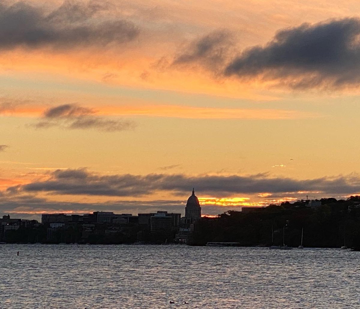 myvisionoflife1's tweet photo. My Vision of Life Experience #vision #life #lifestyle #explore #experience #nature #madison #wisconsin #usa 🇺🇸 #spactacular #nature #naturephotography #sunrise #sunrise_sunset_photogroup #sunrise_and_sunsets #sunriseoftheday #leaves🍁 #leaves #leavesfall #lakemendota #lake #birds https://t.co/mvmFQ29qTL