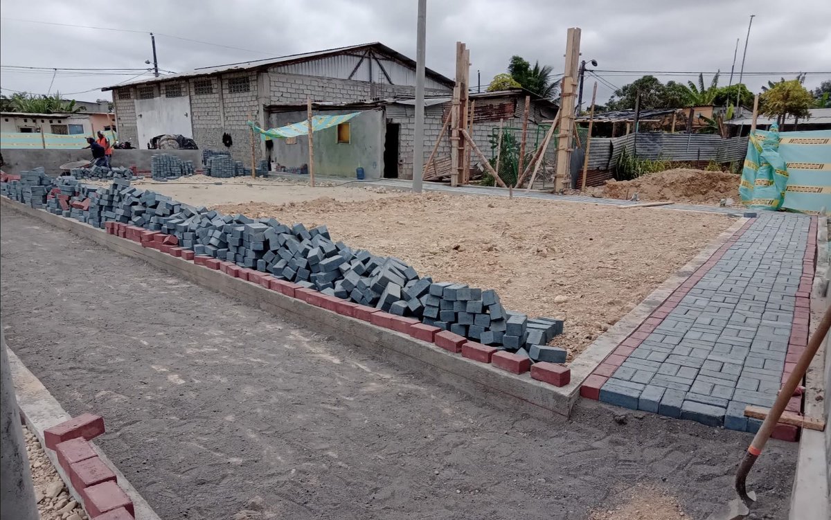 MuniAtacames's tweet photo. Los proyectos de regeneración urbana en Atacames se continúan desarrollando, las canchas en construcción 🏗 en #VictoriaDeDios lo confirman, la obra será complementada con la edificación de un parque de recreaciones para los más pequeños de la casa🧒
#LaObraNoPara
#AtacamesCrece https://t.co/CZd9YDNkPI