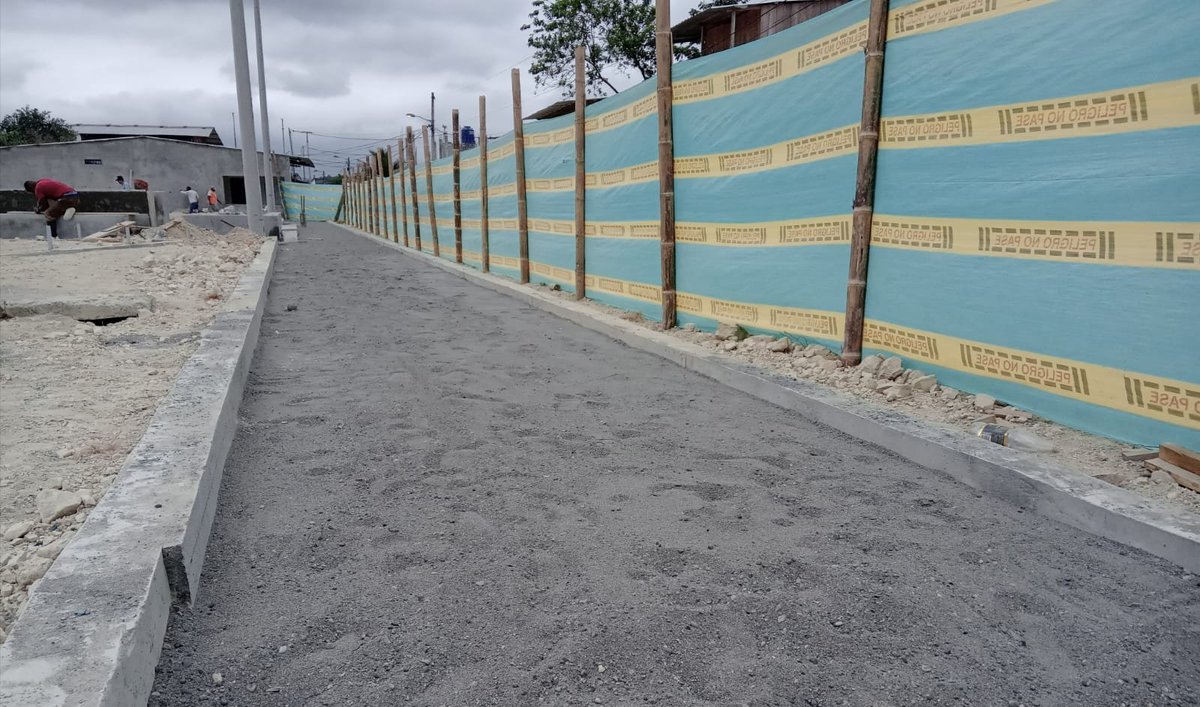 MuniAtacames's tweet photo. Los proyectos de regeneración urbana en Atacames se continúan desarrollando, las canchas en construcción 🏗 en #VictoriaDeDios lo confirman, la obra será complementada con la edificación de un parque de recreaciones para los más pequeños de la casa🧒
#LaObraNoPara
#AtacamesCrece https://t.co/CZd9YDNkPI