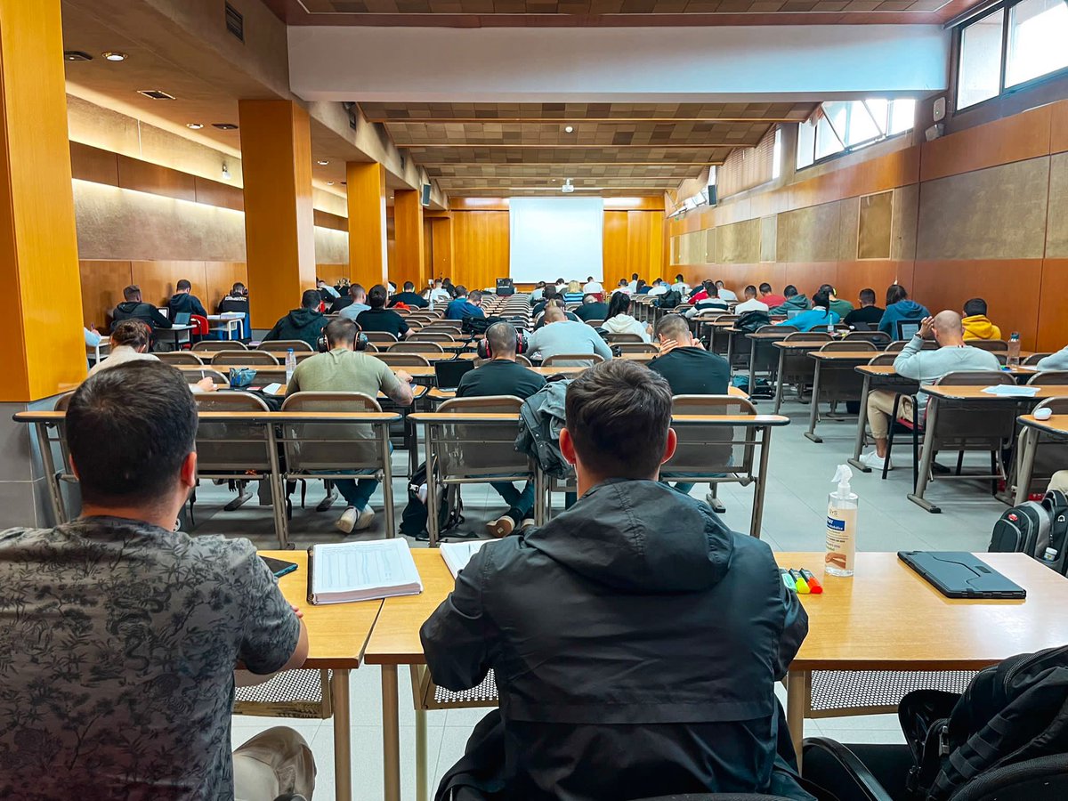 PoliciaEscuela's tweet photo. El esfuerzo no termina después del apto 📚
Convertirse en @policia significa actualizarse y estar en constante aprendizaje 💪🏼👮🏻
Eso bien lo saben nuestros alumnos, que después de la jornada académica siguen trabajando para alcanzar su sueño #ENP #saladeestudio https://t.co/yggWDus3xN