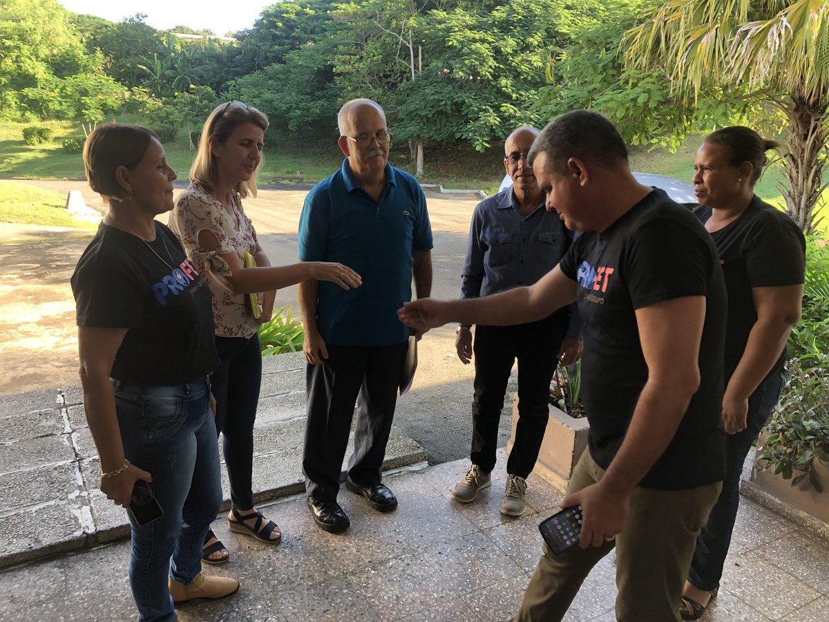 ipjgregorio's tweet photo. Intercambian en nuestra institución docente el Dctor. Rogelio Errasti Suárez evaluador del PNUD,
Neivy Fernández Manresa PNUD -DHL y Manuel Leal Quintana coordinador del proyecto #PROFET del #MINED. 

#ETP #Cienfuegos https://t.co/ZvNTVoSoH0