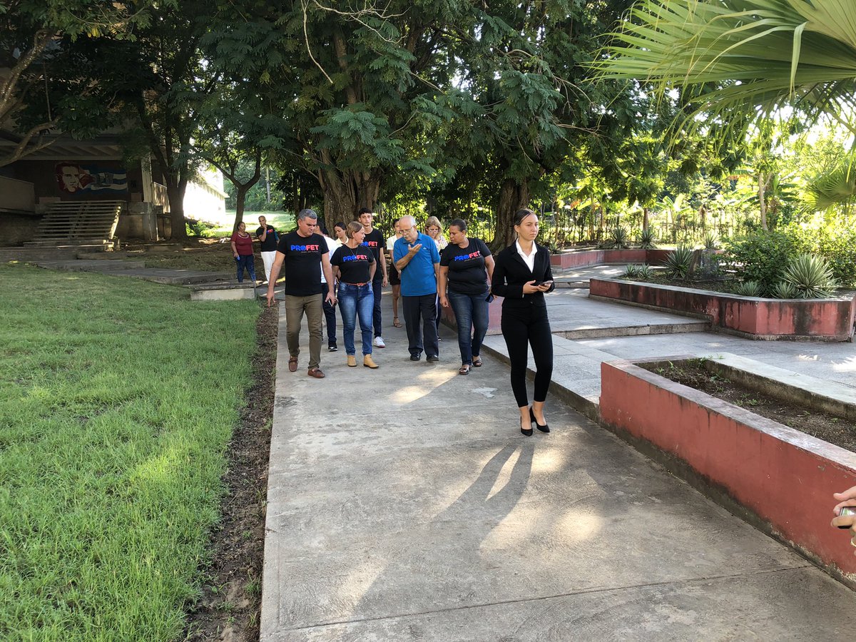 ipjgregorio's tweet photo. Intercambian en nuestra institución docente el Dctor. Rogelio Errasti Suárez evaluador del PNUD,
Neivy Fernández Manresa PNUD -DHL y Manuel Leal Quintana coordinador del proyecto #PROFET del #MINED. 

#ETP #Cienfuegos https://t.co/ZvNTVoSoH0