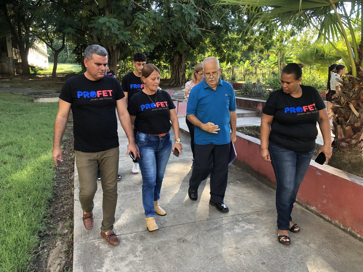 ipjgregorio's tweet photo. Intercambian en nuestra institución docente el Dctor. Rogelio Errasti Suárez evaluador del PNUD,
Neivy Fernández Manresa PNUD -DHL y Manuel Leal Quintana coordinador del proyecto #PROFET del #MINED. 

#ETP #Cienfuegos https://t.co/ZvNTVoSoH0