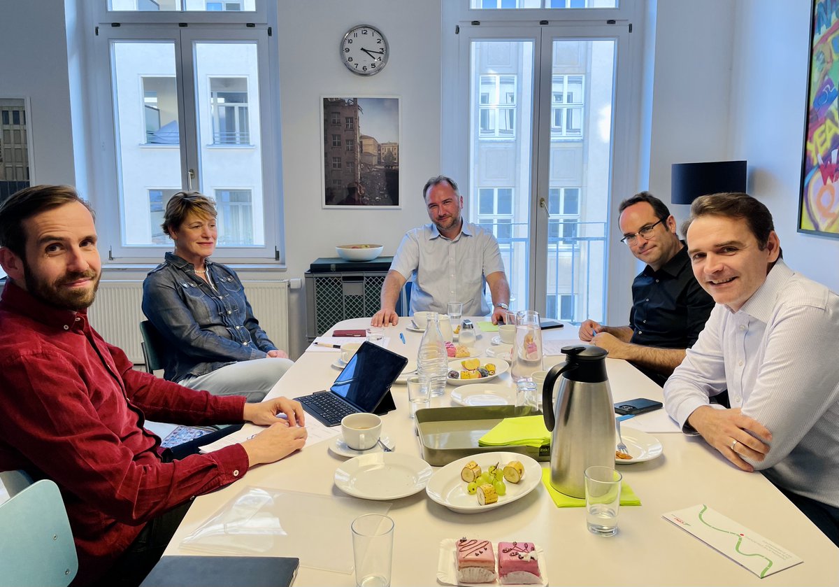 OEF_Leipzig's tweet photo. Nach dem #OEF22 ist vor dem #OEF23!
Gestern kam die AG des #UVSachsen zusammen um das diesjährige #OstdeutscheEneegieforum auszuwerten. Viele Ideen und Anregungen wurden zusammengetragen und schon jetzt freuen wir uns auf das #OEF23. https://t.co/YAQP0fsX9p