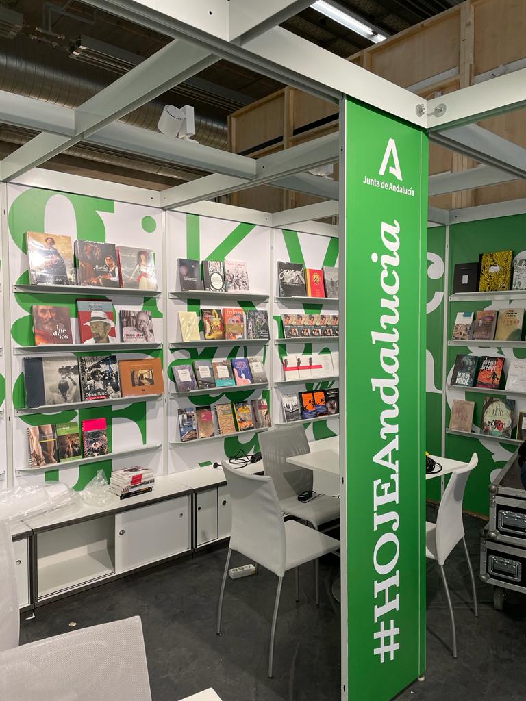 CulturaAND's tweet photo. 📖 El sector editorial andaluz contará con un espacio propio en la Feria del Libro de Fráncfort #fbm22

💚 Con el lema 'Hojea Andalucía', una selección de autores y editoriales muestran sus fondos bibliográficos en la cita internacional @Book_Fair 

➡ https://t.co/GxDkSUGFGH https://t.co/XDQzzONB80