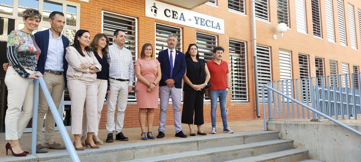 ceadeyecla's tweet photo. Hoy ha tocado visita institucional a las obras de ampliación realizadas en el edificio 
Hemos aprovechado la ocasión para plantearles las necesidades que tenemos y obtener su compromiso para con ellas.
@EduPermanenteRM @Educarm @AytoYecla https://t.co/8hUypblZ3v