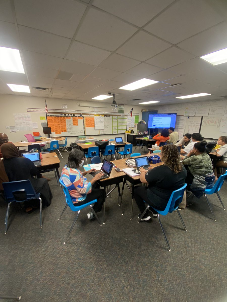 MrVillatoro6's tweet image. Adult Education night class with @YurikoDeLeon5. We taught how to write and send an email. Loved seeing parents so engaged and ready to learn! @IrvingISD @IISDTechService #IISDTECH
