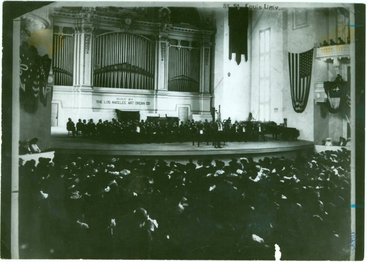 Today was Saint Louis University Day at the 1904 World's Fair! Activities included a celebration of #SLU's 75th anniversary, which was held inside the Festival Hall on what is now Art Hill (pictured)

(2.0.1018)