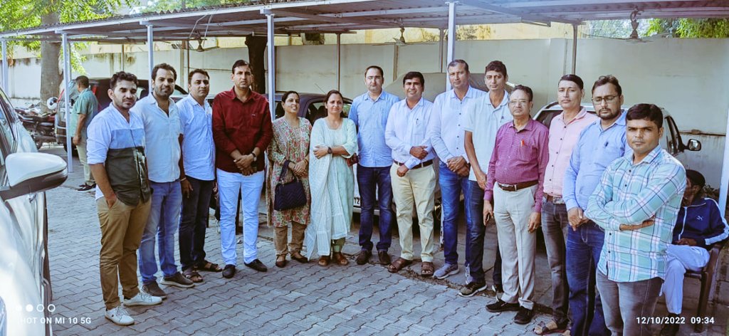 #प्राचार्य_डीपीसी_2021_22 की #काउन्सलिंग जल्दी करवाने बाबत कल निदेशक महोदय से मिलकर वार्ता की, व 12 अक्टूबर को आदरणीय मंन्त्री जी रेसला प्रतिनिमंण्डल ने मिलकर उनसे निवेदन किया कि काउन्सलिंग कार्यक्रम जारी कर जल्दी से पदस्थापन किया जाए <a href="/DrBDKallaINC/">Dr. Bulaki Das Kalla</a> <a href="/GovindDotasra/">Govind Singh Dotasra</a> <a href="/MohanSihag24/">Mohan sihag</a>