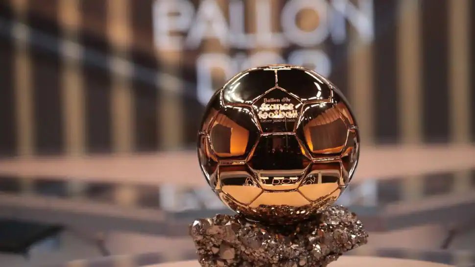 El @francefootball Ballon D’or es entregado por primera vez en su historia en formato físico y #NFT. 🚀