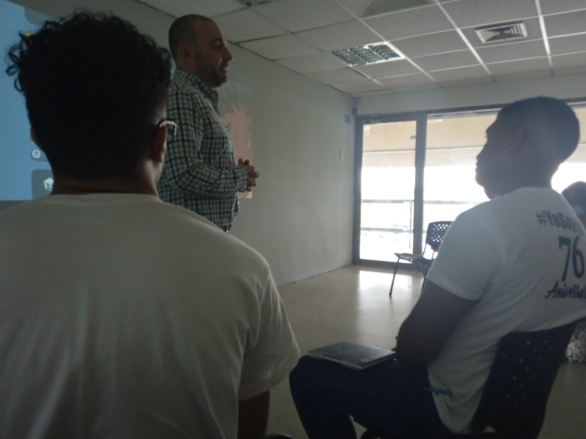 AulaAbiertaLA's tweet photo. Toma la palabra el profesor @dgomezgamboa, director de Aula Abierta, quien da las palabras de inicio de la capacitación de este #18Oct. #FEDEHUporVzla https://t.co/EGkgtPB5ef