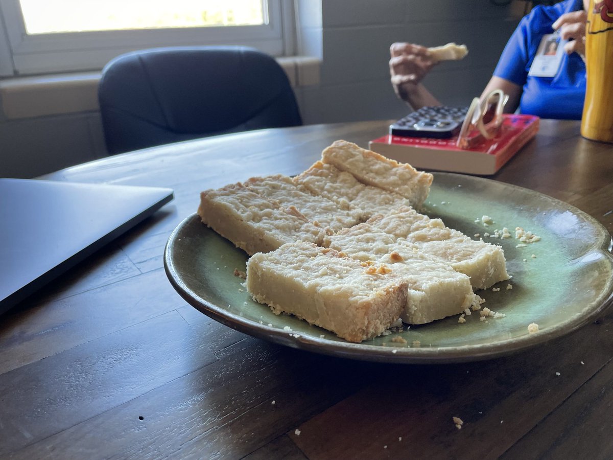 Biscuits with the Boss - our admin team knows how to collaborate 💪😎 @ealove21 <a href="/racheltennison/">Rachel Tennison</a> <a href="/TedLasso/">Ted Lasso</a> #DiamondDogs #ItsAGreatYearToBeALiberator #ChasingGreatness