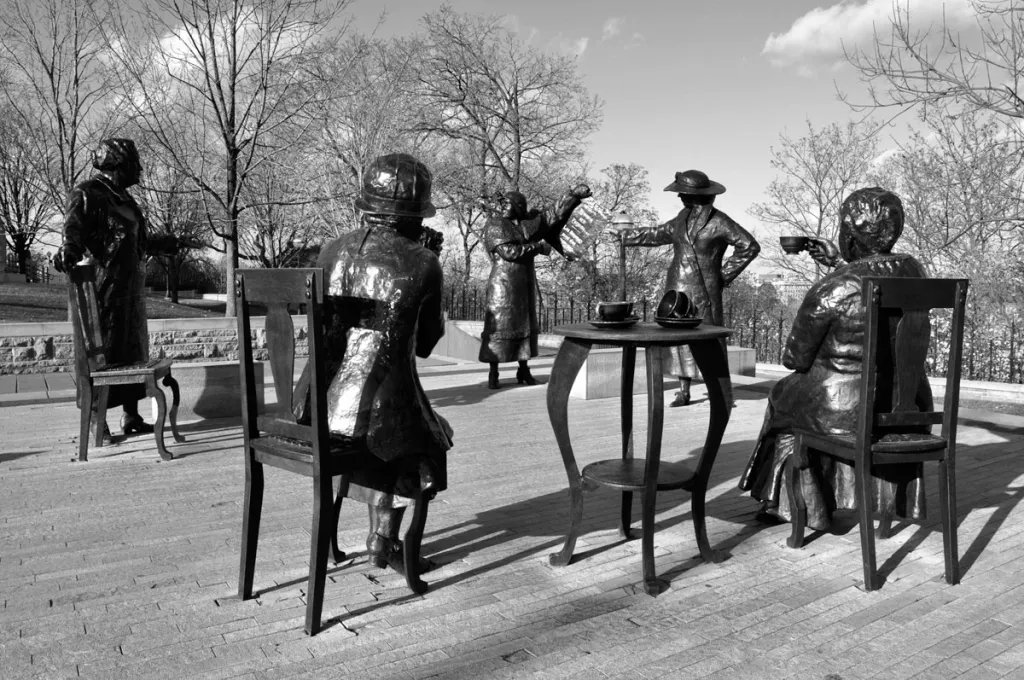 En ce jour, en 1929, le Canada a reconnu certaines femmes comme des personnes. Un droit qui n’était pas accordé aux femmes autochtones & racisées. Alors que nous célébrons le chemin parcouru, souvenons-nous que le combat pour les droits des femmes & l’égalité n’est pas terminé.