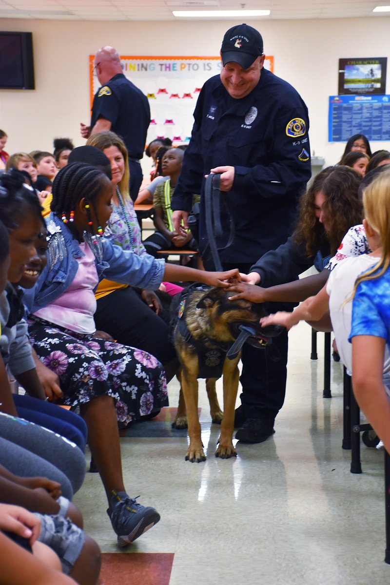 KWPOLICE's tweet photo. Second stop to give to the kids on Be Like Mike Week: Poinciana School where the 5th graders got a K9 demonstration. https://t.co/h1SotO9UGB