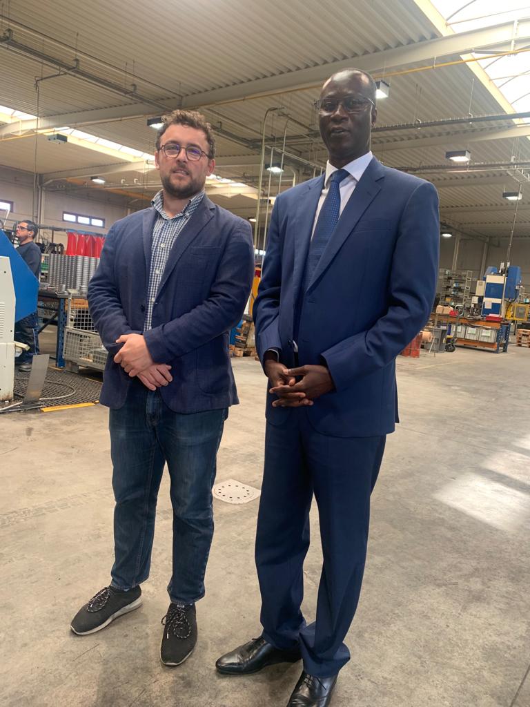 SenegFrance77's tweet photo. En mission de prospection #économique #AmbBayeMoctarDIOP dans les locaux de #wellpumps entreprise belge située à #charleroi spécialisée dans l’hydraulique @AminataLyD @cheikhmatarF @OnasSenegal https://t.co/3YA08El7kP