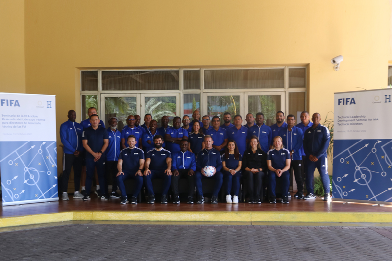 fifacom_es's tweet photo. 🧑‍🏫 El Departamento Técnico de la FIFA organizó un seminario de tres días con la @FenafuthOrg🇭🇳 

➡️ 21 directores de desarrollo técnico de federaciones de Sudamérica y Centroamérica hablaron del papel del director técnico en el "nuevo mundo laboral"👏

ℹ️ https://t.co/kV5z2NU5sy https://t.co/73K2z7w0aY