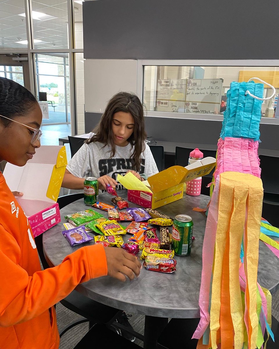 RobersonMSLib's tweet photo. Hispanic Heritage MyOn Reading contest winner. Hispanic snacks from around the world! https://t.co/JrugekZDkF