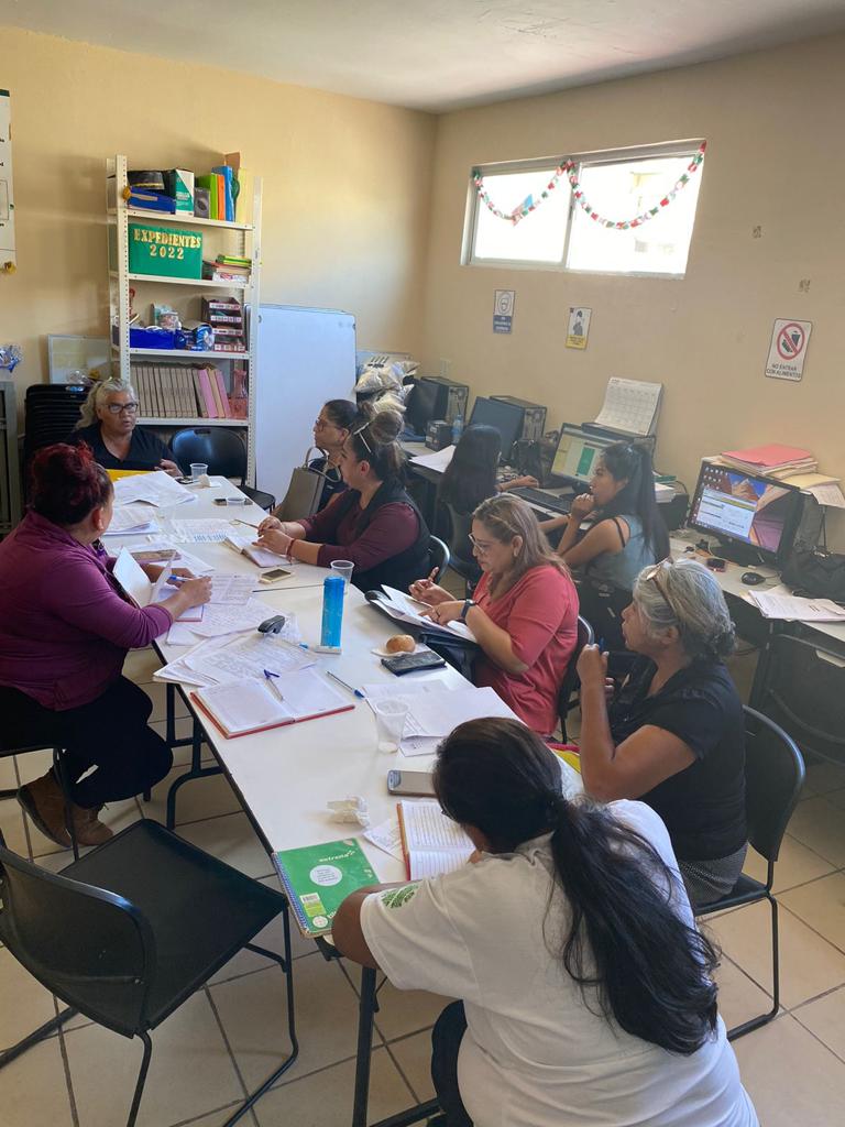IEEASLP_rioverd's tweet photo. Atención educativa en círculo de estudio, aplicación de exámenes, entrega de certificados y reunión de balance de la micro región 11; todas estas actividades como muestra del compromiso que hay en el municipio de Cárdenas por abatir el rezago educativo. https://t.co/Geloy14dar