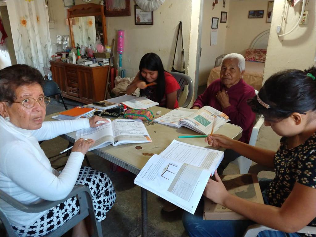 IEEASLP_rioverd's tweet photo. Atención educativa en círculo de estudio, aplicación de exámenes, entrega de certificados y reunión de balance de la micro región 11; todas estas actividades como muestra del compromiso que hay en el municipio de Cárdenas por abatir el rezago educativo. https://t.co/Geloy14dar